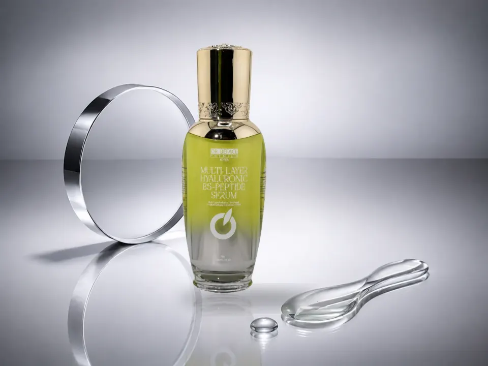 Serum B5-Peptide DR.BEFACE PREMIUM cùng vòng tròn và dụng cụ thủy tinh trên nền bạc