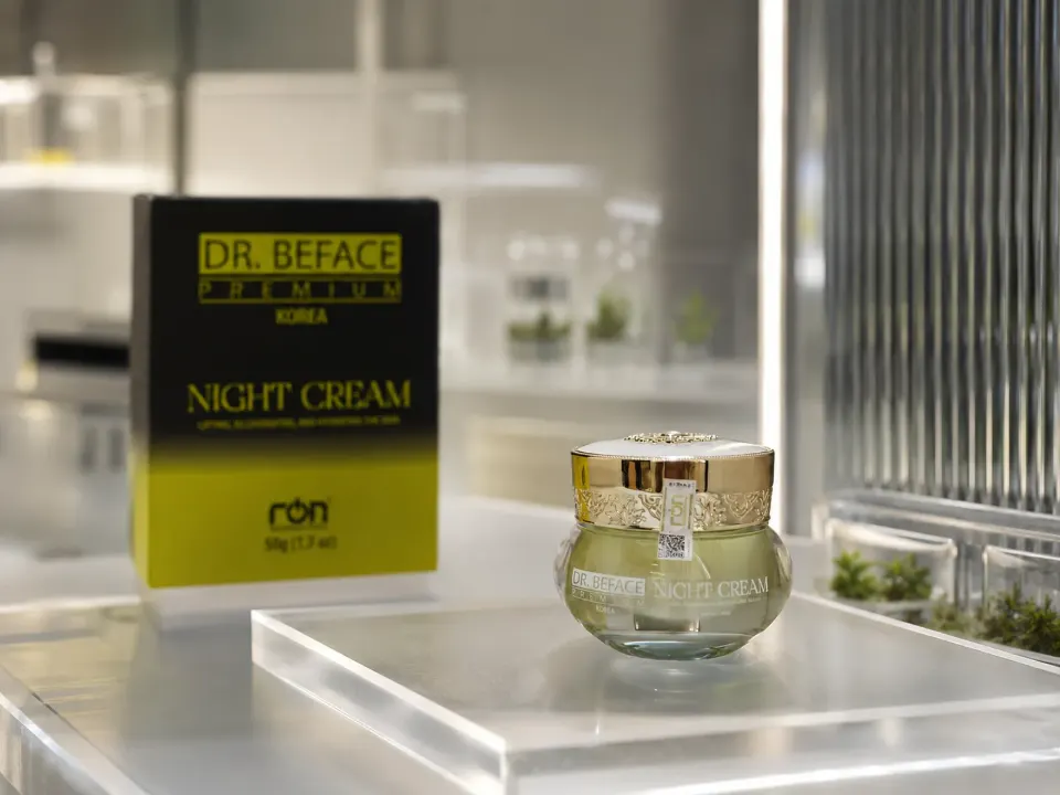 Hũ kem đêm DR.BEFACE PREMIUM trên bục trong suốt với hộp sản phẩm phía sau