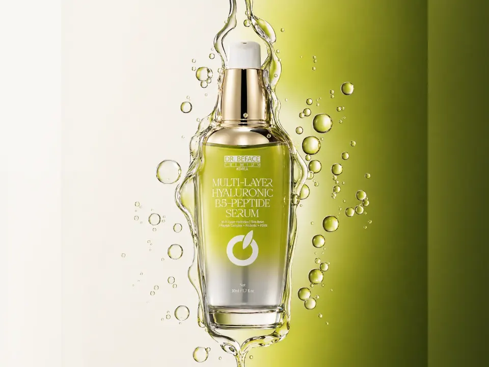 Serum Hyaluronic B5 Peptide DR.BEFACE giữa hiệu ứng nước trên nền xanh.